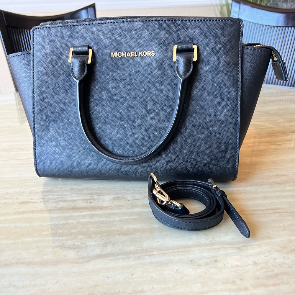MICHAEL KORS Medium Selma in Black Saffiano Leather